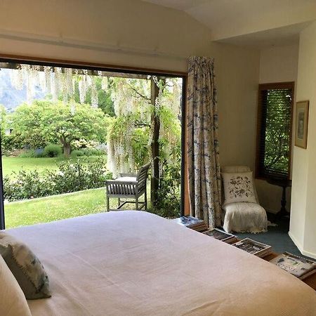 Central Wanaka | Lake & Mtn Views | Well Appointed Apartman Kültér fotó