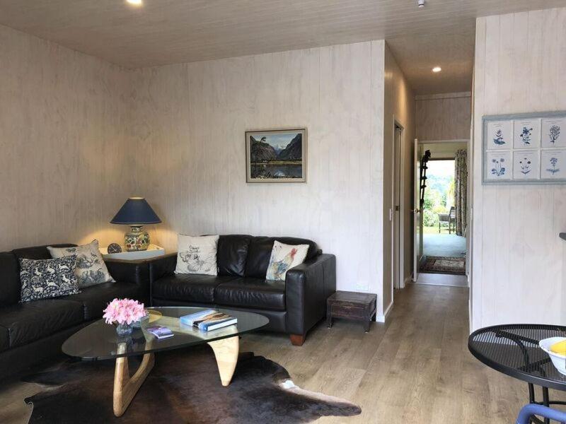 Central Wanaka | Lake & Mtn Views | Well Appointed Apartman Kültér fotó