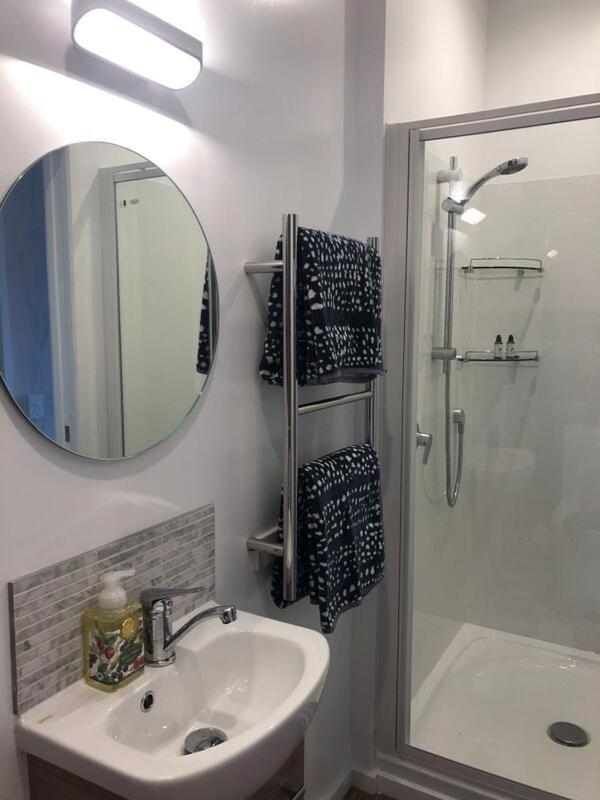 Central Wanaka | Lake & Mtn Views | Well Appointed Apartman Kültér fotó