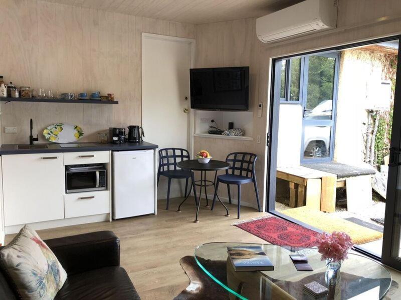 Central Wanaka | Lake & Mtn Views | Well Appointed Apartman Kültér fotó