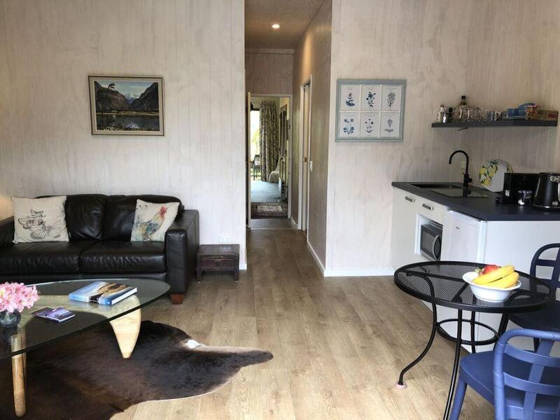 Central Wanaka | Lake & Mtn Views | Well Appointed Apartman Kültér fotó