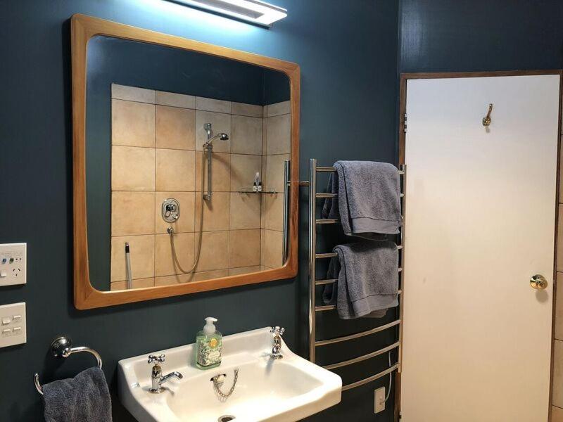 Central Wanaka | Lake & Mtn Views | Well Appointed Apartman Kültér fotó